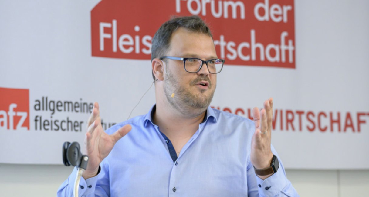 Alexander Engel beim Vortrag vor Publikum